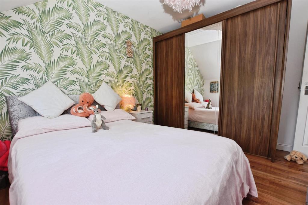 1ba70f1c-bed 203 20wdrob.JPG