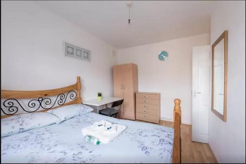 4 bedroom flat to rent, Walford House, London E1