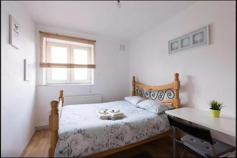 4 bedroom flat to rent, Walford House, London E1