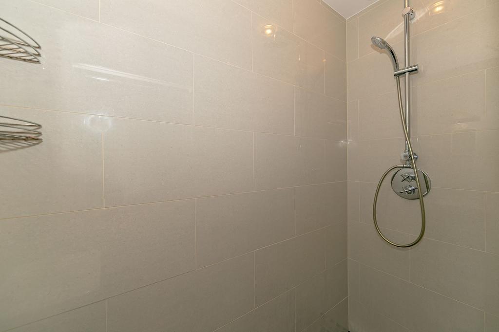 Bedroom 2 Ensuite