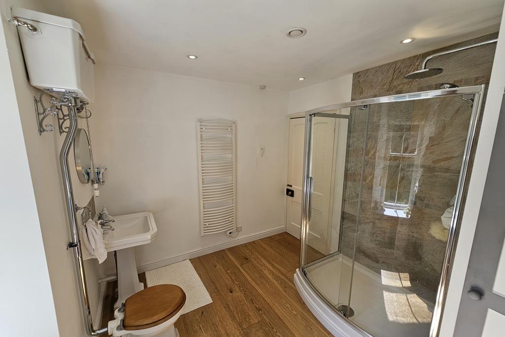 Bathroom2.jpg