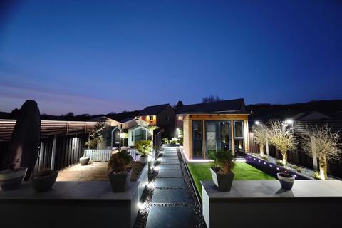 3 bedroom detached house for sale, Meadow Brook, Halifax