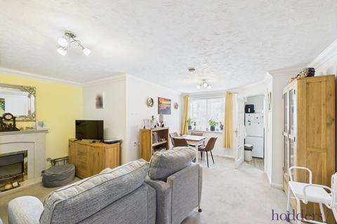 1 bedroom apartment for sale, Matthews Lodge, Station Road, Addlestone, Surrey, KT15
