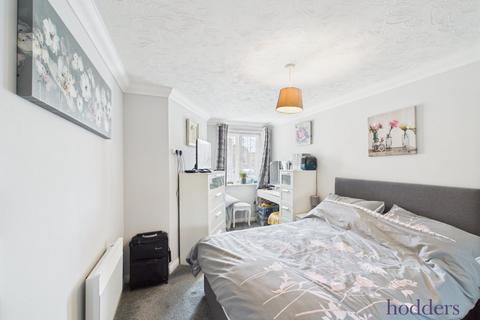1 bedroom apartment for sale, Matthews Lodge, Station Road, Addlestone, Surrey, KT15