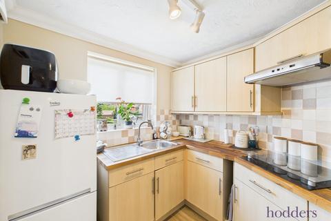 1 bedroom apartment for sale, Matthews Lodge, Station Road, Addlestone, Surrey, KT15