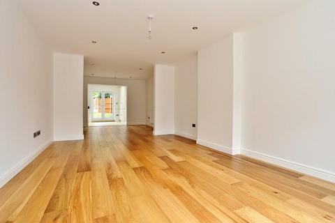 4 bedroom end of terrace house to rent, Beech Tree Glade, London E4