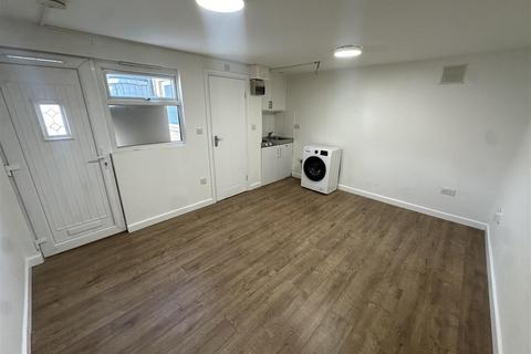 Studio to rent, Radford Road, London