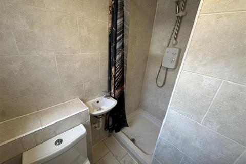 Studio to rent, Radford Road, London