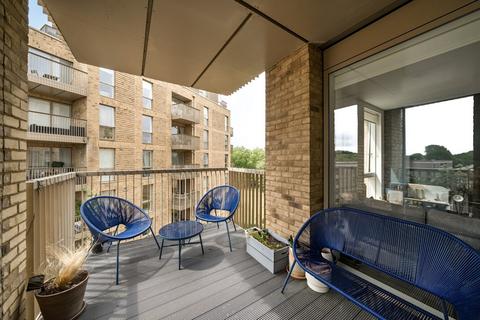 2 bedroom flat for sale, Adenmore Road, London, SE6