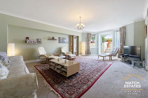 Flat A, 7 Clifton Crescent, Folkestone, CT20 2EL