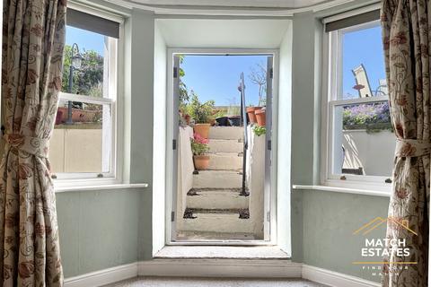 Flat A, 7 Clifton Crescent, Folkestone, CT20 2EL