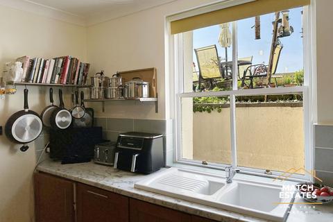 Flat A, 7 Clifton Crescent, Folkestone, CT20 2EL