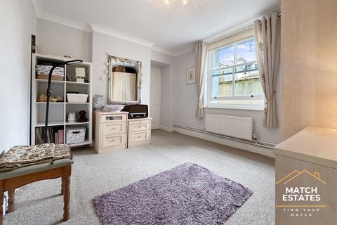 Flat A, 7 Clifton Crescent, Folkestone, CT20 2EL