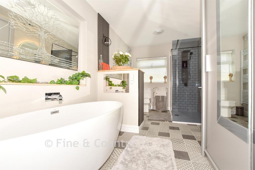 En-Suite Bathroom