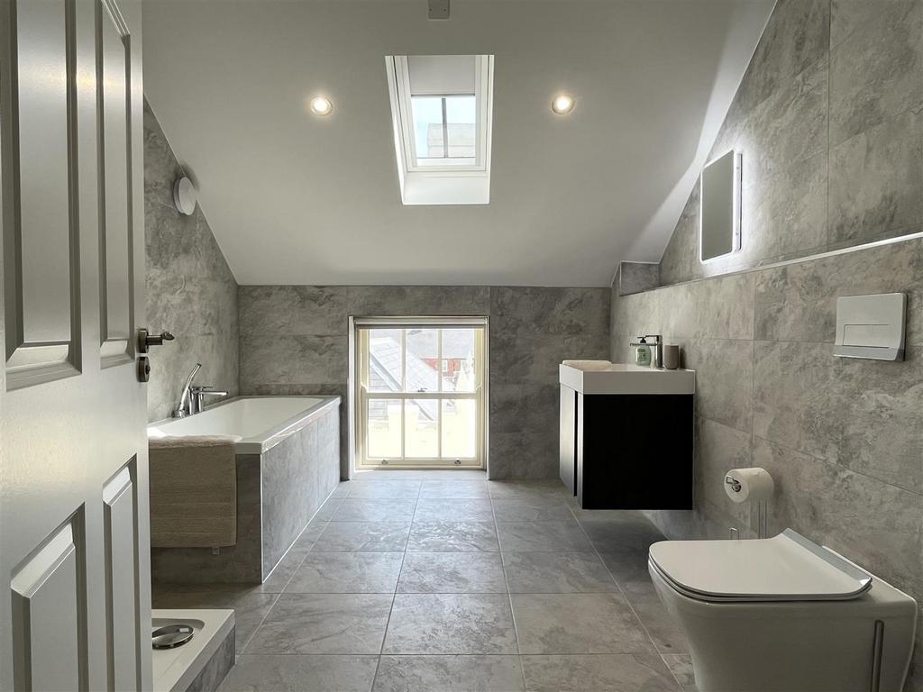 Family bathroom (2).jpeg