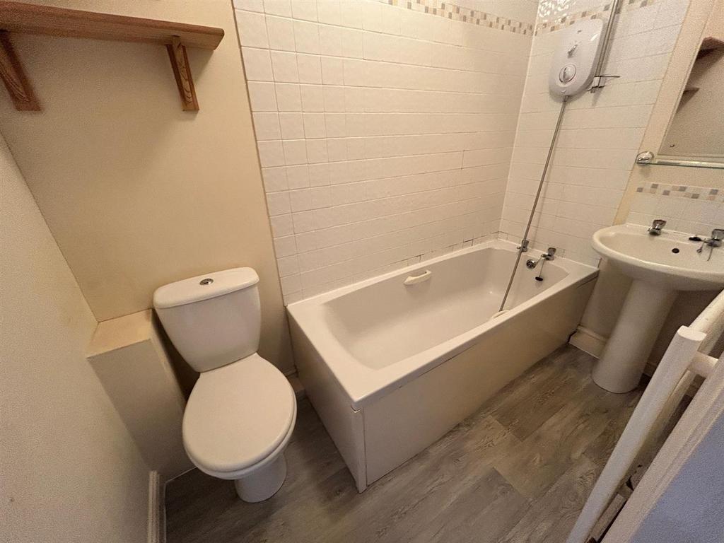 Bath Road top flat market 5 bathroom.jpg