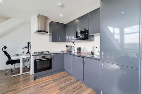 2 bedroom flat to rent, Balham High Road, London SW12