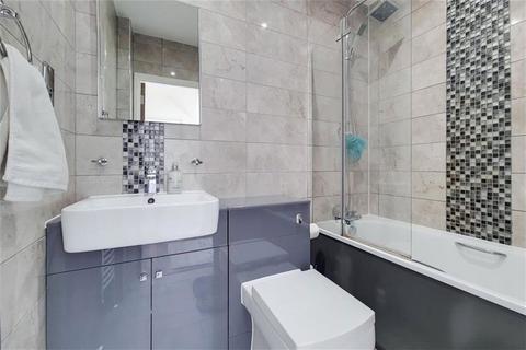 2 bedroom flat to rent, Balham High Road, London SW12