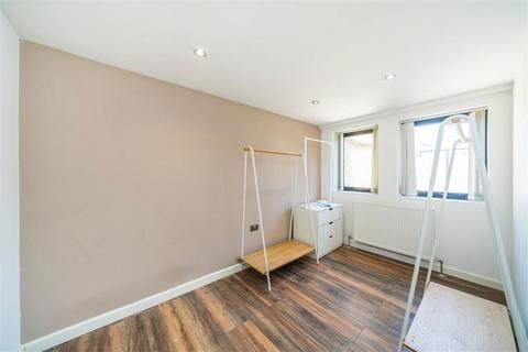 2 bedroom flat to rent, Balham High Road, London SW12