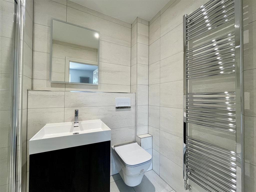 Master ensuite.jpeg