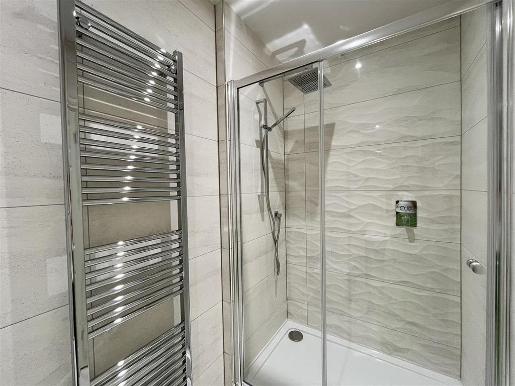 Bedroom 2 ensuite.jpeg