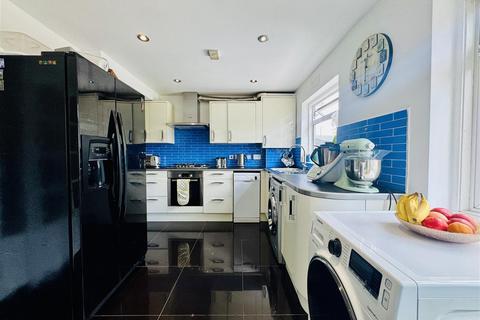 4 bedroom terraced house to rent, Drew Gardens, Greenford