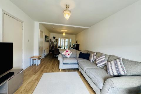 4 bedroom terraced house to rent, Drew Gardens, Greenford