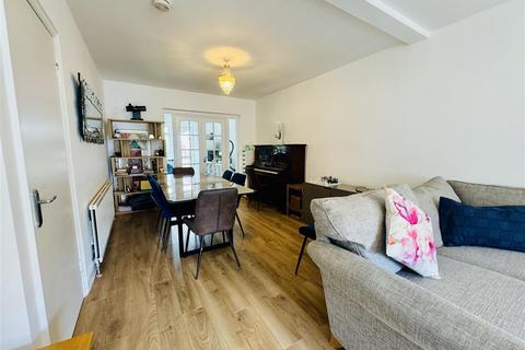 4 bedroom terraced house to rent, Drew Gardens, Greenford