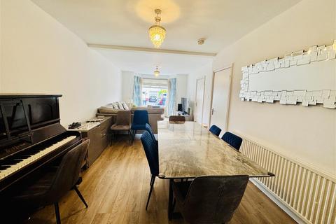 4 bedroom terraced house to rent, Drew Gardens, Greenford