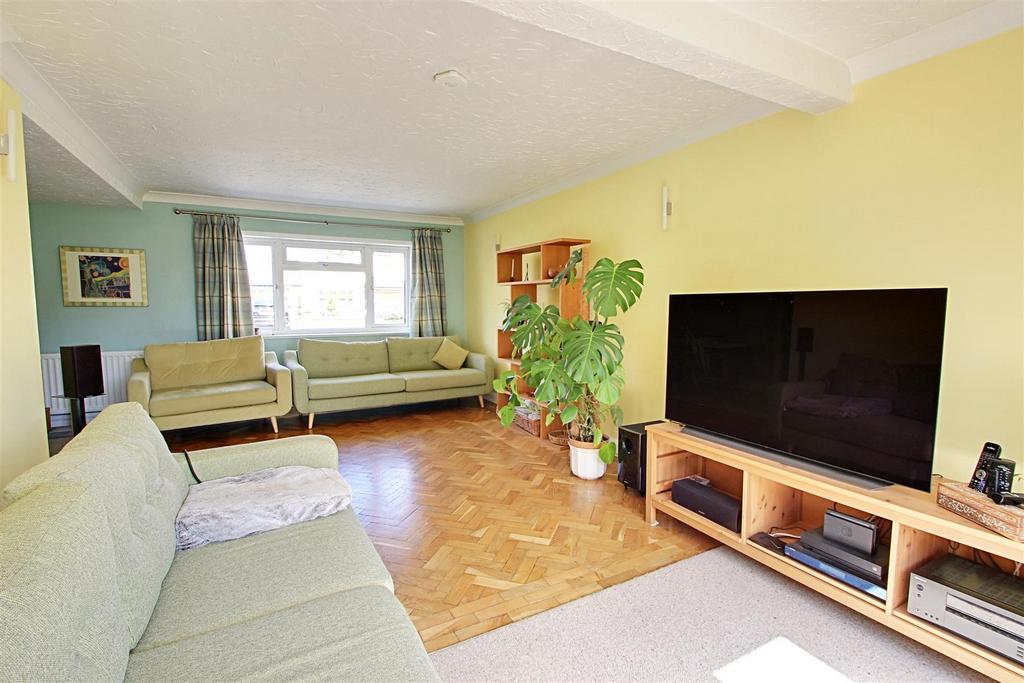Living Room (3).jpg