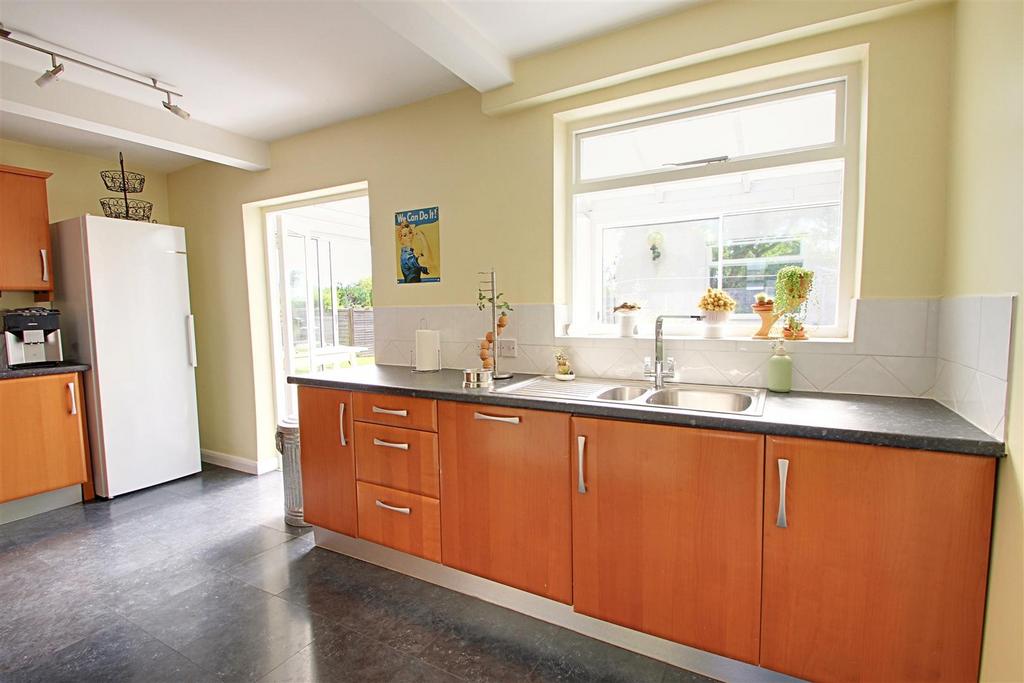 Kitchen (1).jpg