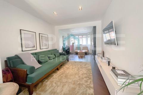 25 Riverdene, Edgware, HA8 9TA
