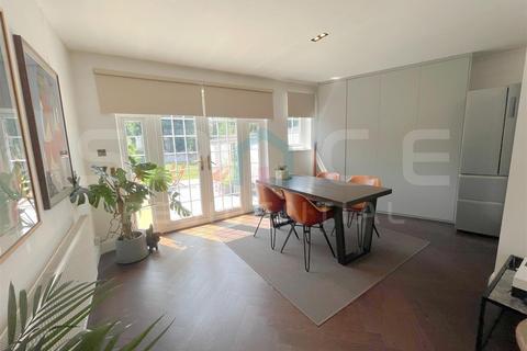 25 Riverdene, Edgware, HA8 9TA
