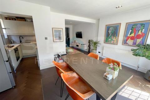 25 Riverdene, Edgware, HA8 9TA