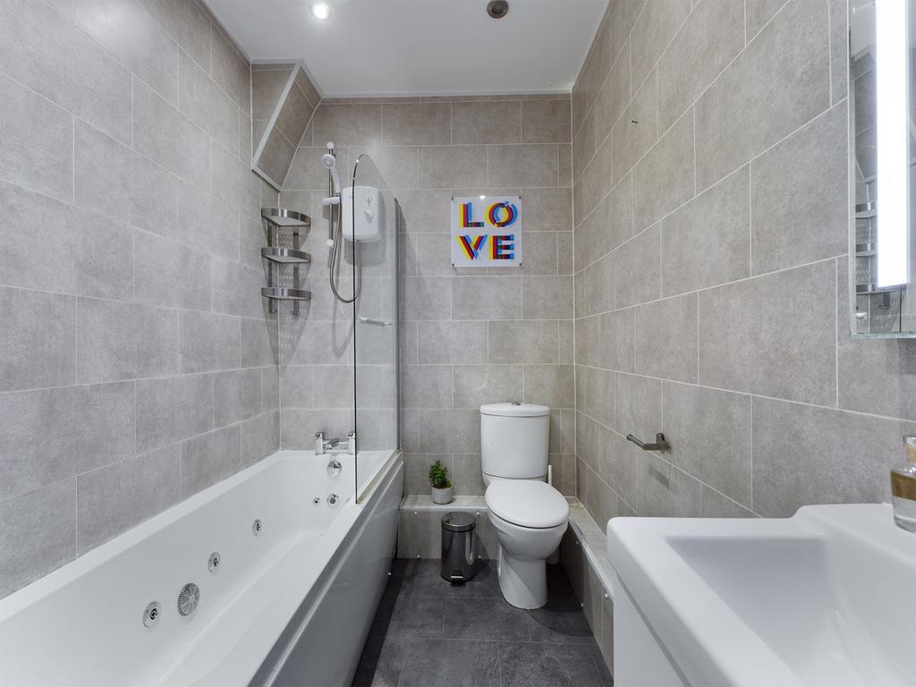A modern and clean bathroom featuring a spaciou...