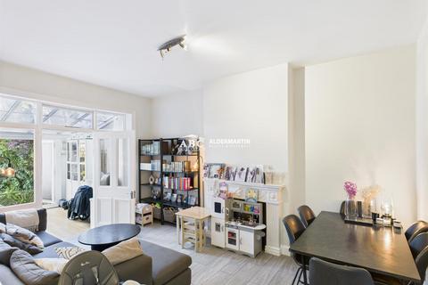 2 bedroom flat for sale, Sunningfields Road, London