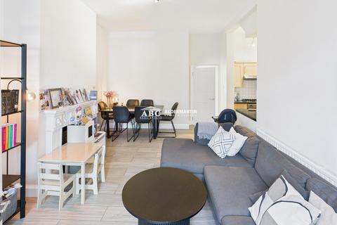 2 bedroom flat for sale, Sunningfields Road, London