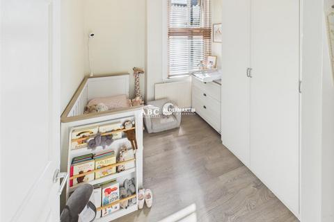 2 bedroom flat for sale, Sunningfields Road, London