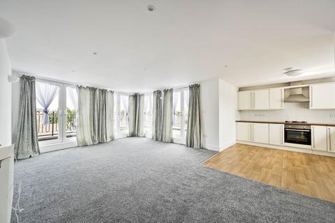 3 bedroom flat to rent, Robinson Road, Colliers Wood, SW17