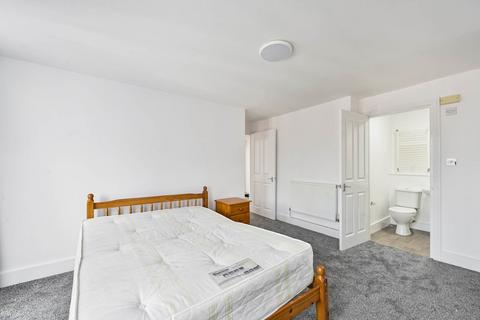 3 bedroom flat to rent, Robinson Road, Colliers Wood, SW17