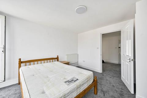3 bedroom flat to rent, Robinson Road, Colliers Wood, SW17