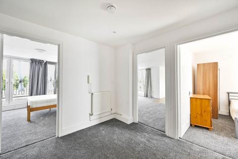 3 bedroom flat to rent, Robinson Road, Colliers Wood, SW17