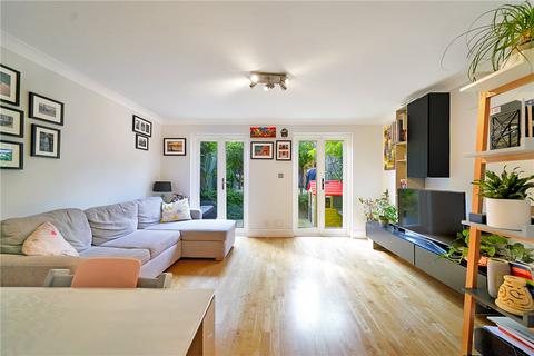 16 Marryat Square, London, SW6 6UA