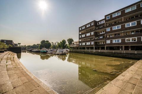 16, Otho Court Augustus Close, Brentford, TW8 8PX