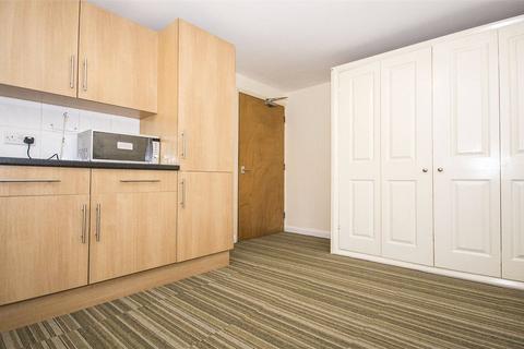 Studio to rent, Hornsey Road, Holloway, London, N7