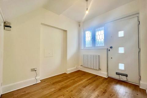 14 Barnhill, Pinner, HA5 2SX