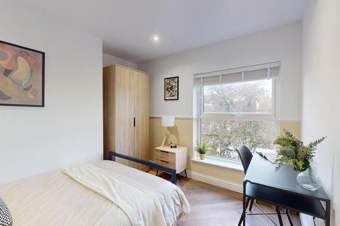 6 bedroom flat to rent, Thurloe House, Manchester M14