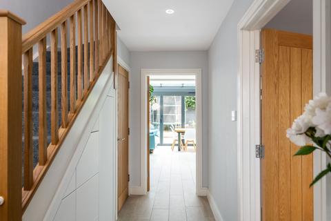7 Sycamore Walk, Reigate, RH2 7LR