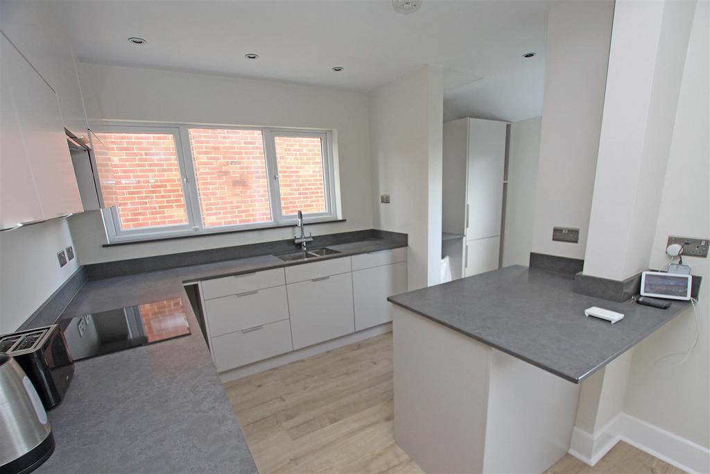 Kitchen a.jpg