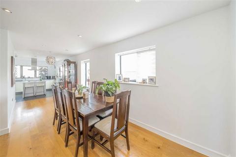 4 bedroom semi-detached house to rent, Chanin Mews, London NW2